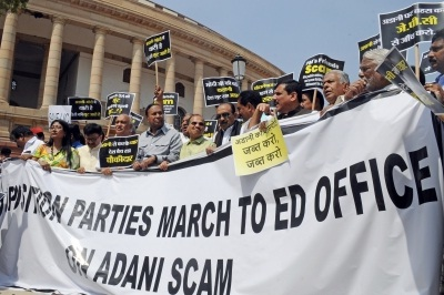 सड़क से संसद तक गरमाया अडानी मुद्दा,केंद्र को घेरने के लिए बुधवार को 17 विपक्षी दलों ने संयुक्त तौर पर संसद भवन से ईडी दफ्तर तक मार्च निकाला