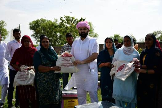केवीआईसी अध्यक्ष ने हरियाणा के कैथल में मार्जिन मनी अनुदान और मधुमक्खी बक्सों का वितरण किया