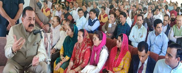 इतिहास में पहली बार जिला प्रशासन के साथ ‘जनता दरबार’ का आयोजन जिला मुख्यालय के बाहर लोगों की समस्याओं का मौके पर ही समाधान करने के लिए किया जा रहा है: डॉ. जितेन्द्र सिंह