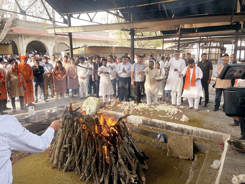 वरिष्ठ पत्रकार डॉ. वैदिक पंचतत्व में हुए विलीन