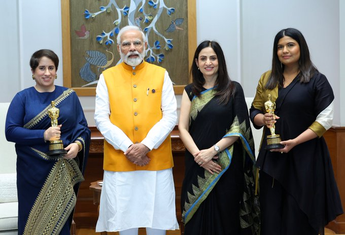 प्रधानमंत्री ने पुरस्कार विजेता लघु वृत्तचित्र ‘द एलिफेंट व्हिस्परर्स’ के निर्माताओं से भेंट की