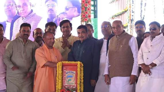 केंद्रीय मंत्री नितिन गडकरी ने उत्तर प्रदेश के गोरखपुर में 10,000 करोड़ रुपये से अधिक के निवेश वाली 18 राष्ट्रीय राजमार्ग परियोजनाओं का उद्घाटन और शिलान्यास किया