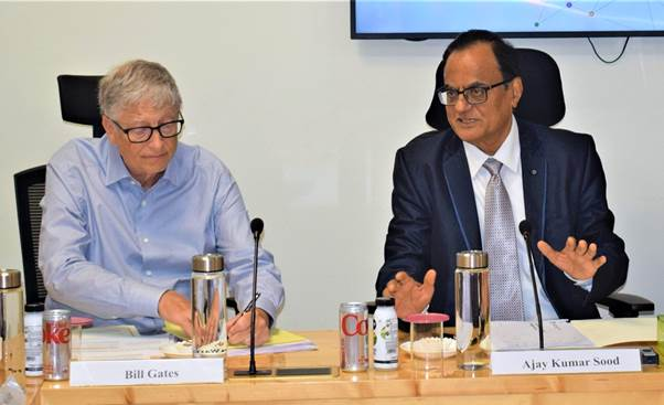 बिल एंड मेलिंडा गेट्स फाउंडेशन के सह-अध्यक्ष और ट्रस्टी बिल गेट्स ने प्रोफेसर अजय सूद से मुलाकात की