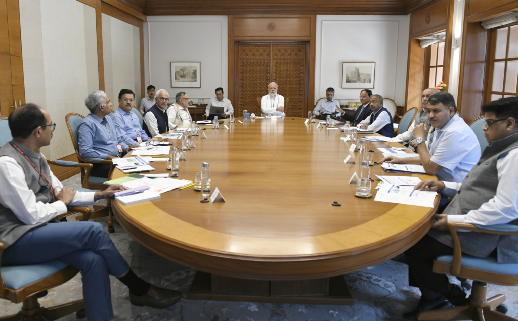 पीएम को मानसून पूर्वानुमान, रबी फसलों पर प्रभाव, चिकित्सा अवसंरचना की तैयारी और गर्मी और इसके शमन उपायों से संबंधित आपदा की तैयारी के बारे में जानकारी दी गयी
