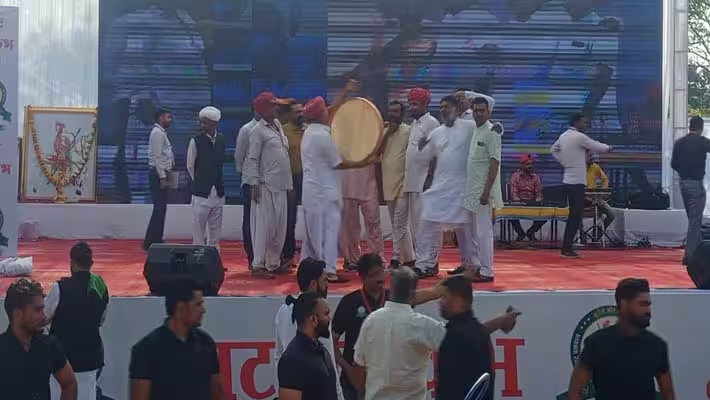 चुनाव से पहले जाटों ने भरी हूंकार, मंच पर भाजपा और कांग्रेस के नेता एक साथ