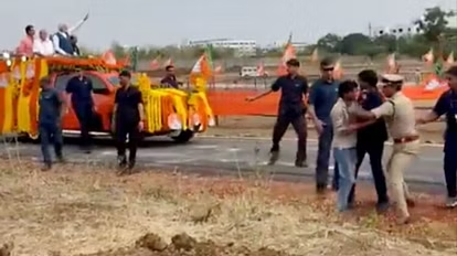 प्रधानमंत्री मोदी की सुरक्षा में बड़ी चूक, रोड शो के दौरान प्रधानमंत्री के काफिले के पास पहुंचा शख्स; देखें VIDEO