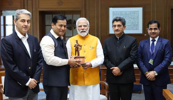 प्रधानमंत्री द्वारा ‘प्रथम मर्चेंट नेवी ध्वज’ धारण करने के साथ ही सप्ताह भर के राष्ट्रीय समुद्री समारोह का शुभारंभ