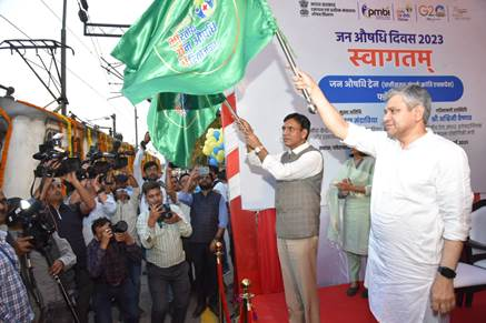 डॉ. मनसुख मांडविया और अश्विनी वैष्णव ने नई दिल्ली में जन औषधि ट्रेन को झंडी दिखाकर रवाना किया