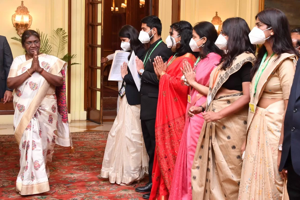 भारतीय सूचना सेवा तथा भारतीय नौसेना आयुध सेवा के अधिकारियों/प्रशिक्षु अधिकारियों ने राष्ट्रपति से की भेंट