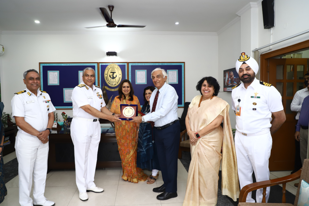 दिल्ली के नौसेना शिशु विद्यालय में कैप्टन महेंद्र नाथ मुल्ला एमवीसी मेमोरियल ट्रॉफी का प्रतिष्ठापन