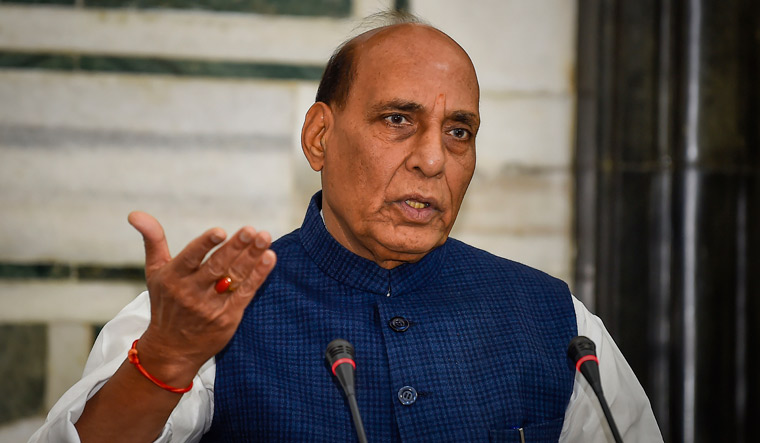 आत्मनिर्भर भारतः नई दिल्ली में राजनाथ सिंह की उपस्थिति में एचएएल से 70 एचटीटी-40 बेसिक प्रशिक्षण विमान तथा एलएंडटी से तीन कैडेट प्रशिक्षण जहाजों की खरीद के अनुबंध पर हस्ताक्षर किए गए