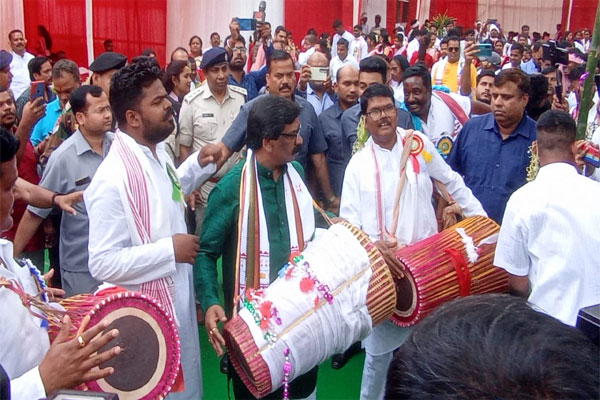 आदिवासी हॉस्टल का होगा कायाकल्प, छात्राओं के लिए भी बनेगा हॉस्टल:मुख्यमंत्री हेमंत सोरेन