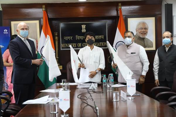 केंद्रीय नागरिक वियमनन मंत्री ज्योतिरादित्य एम. सिंधिया ने अमृतसर और गैटविक हवाई अड्डे के बीच सीधी उड़ान सेवा का उद्घाटन किया