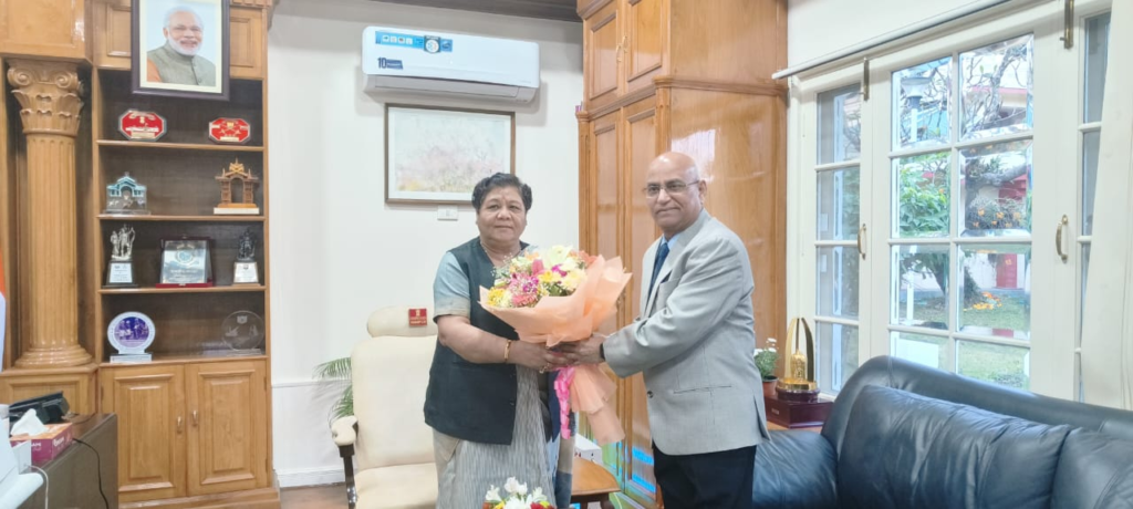 मणिपुर: राज्यपाल अनुसुईया उइके से डा उमेश मिश्रा, अध्यक्ष निजी विश्वविद्यालय विनियामक आयोग छत्तीसगढ ने की सौजन्य भेंट