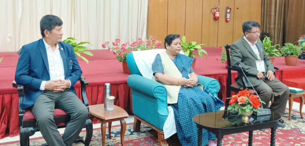 राजभवन इम्फाल दरबार हाल में अनुसुईया उइके से सेन्ट्रल यूनिर्सिटी पंजाब चंडीगढ के छात्रों और प्रोफेसर ने की मुलाकात