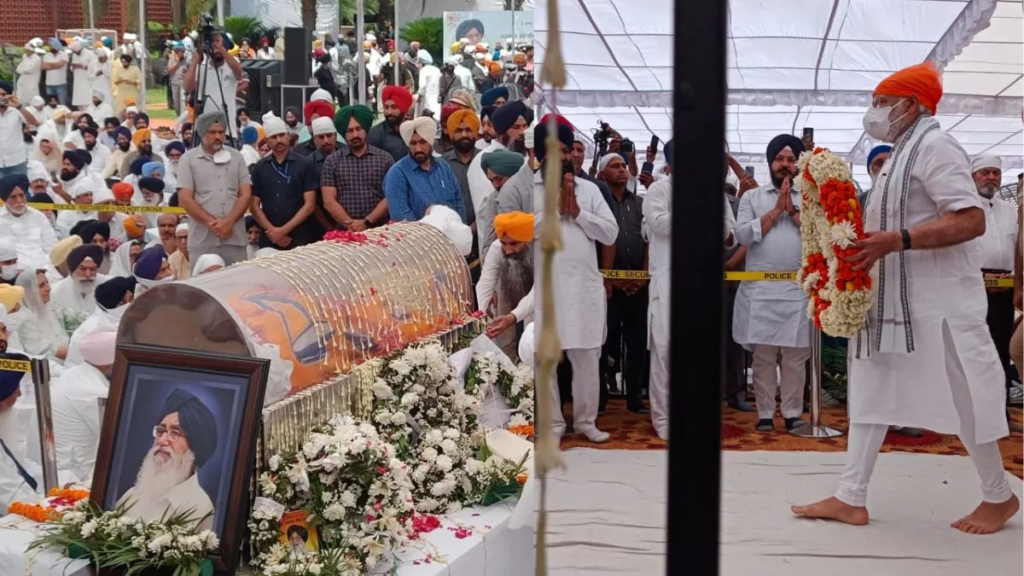 तिरंगे में लपेटा गया प्रकाश सिंह बादल का पार्थिव शरीर,श्रद्धांजलि देने पहुँचे कई दिग्गज