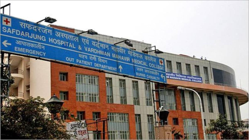 सफदरजंग अस्पताल के न्यूरो सर्जन डॉक्टर मनीष रावत समेत 5 गिरफ्तार. डॉक्टर मरीजों से इलाज और सर्जरी के लिए पैसा वसूलता था: CBI
