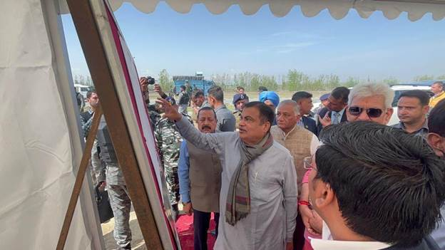 नितिन गडकरी ने जम्मू और कश्मीर के उप-राज्यपाल मनोज सिन्हा के साथ जम्मू से उधमपुर-रामबन-बनिहाल से श्रीनगर राष्ट्रीय राजमार्ग के श्रीनगर-बनिहाल सेक्शन का निरीक्षण किया