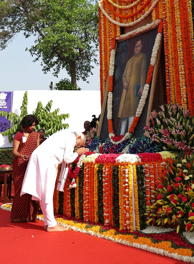 प्रधानमंत्री ने डॉ. बाबासाहेब अंबेडकर को श्रद्धांजलि अर्पित की