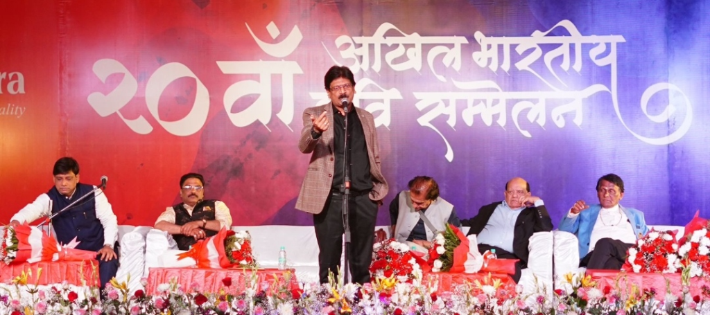 ग्राफिक एरा के 20वें कवि सम्मेलन में शायर वसीम बरेलवी व कवि पद्मश्री सुरेंद्र दुबे का सम्मान