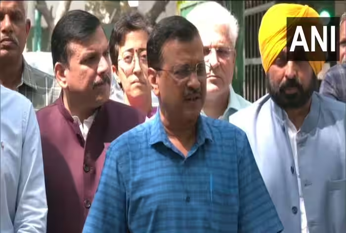 दिल्ली के मुख्यमंत्री केजरीवाल ने जताई गिरफ्तारी की आशंका, गांधी समाधि पर नमन करने के बाद रवाना होंगे सीबीआई दफ्तर