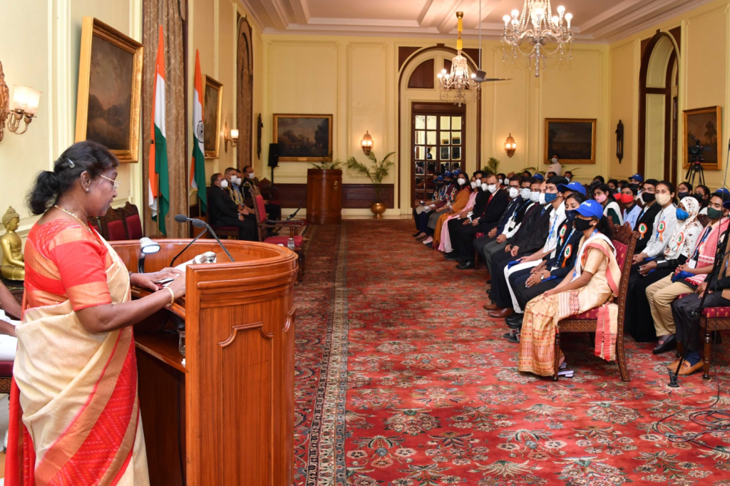 टाटा बिल्डिंग इंडिया स्कूल निबंध प्रतियोगिता के विजेताओं ने राष्ट्रपति से की मुलाकात