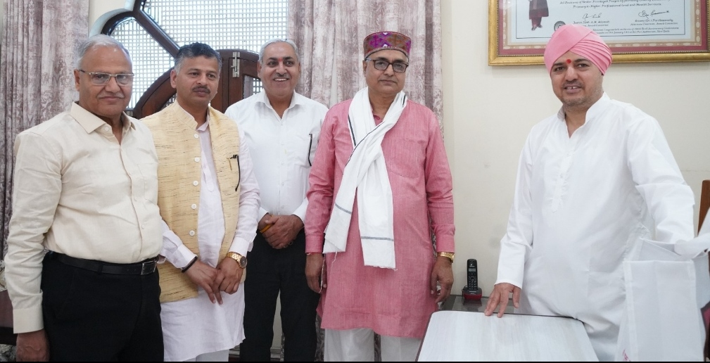 आरएसएस के वरिष्ठ पदाधिकारियों ने श्री महंत देवेंद्र दास महाराज से शिक्षा-स्वास्थ्य पर की चर्चा