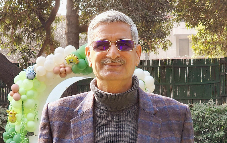 रिटायर्ड एसीपी ने कमिश्नर संजय अरोरा से लगाई गुहार. हौजखास के SHO, SI के ख़िलाफ़ FIR दर्ज करो.