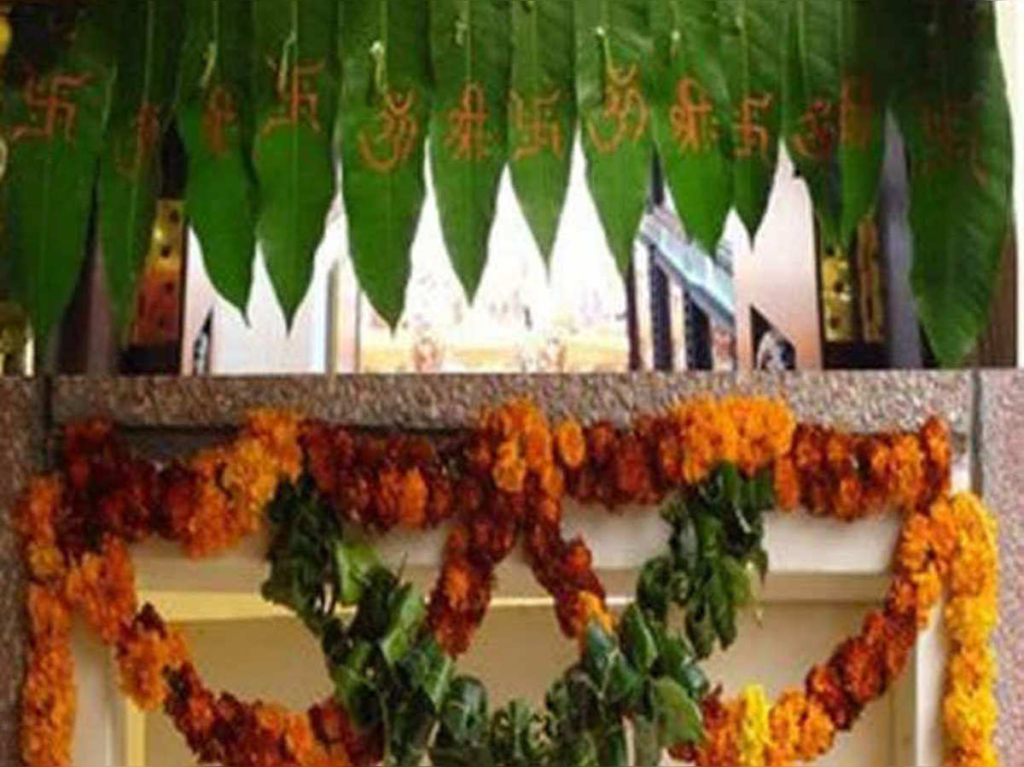 वास्तु टिप्स: घर से दूर करना चाहते हैं बुरी बलाएं और पाना चाहते हैं सुख-समृद्धि तो, मुख्य द्वार पर बनाएं ये चिन्ह