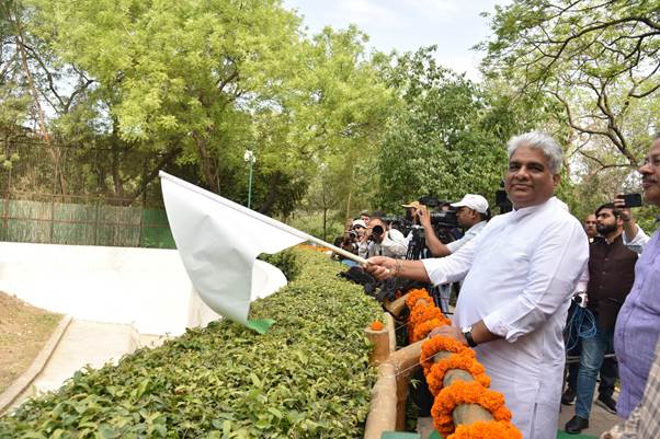 भूपेन्द्र यादव ने नई दिल्ली के राष्ट्रीय प्राणी उद्यान में सफेद बाघ के बाड़े में सफेद बाघ के शावकों को छोड़ा