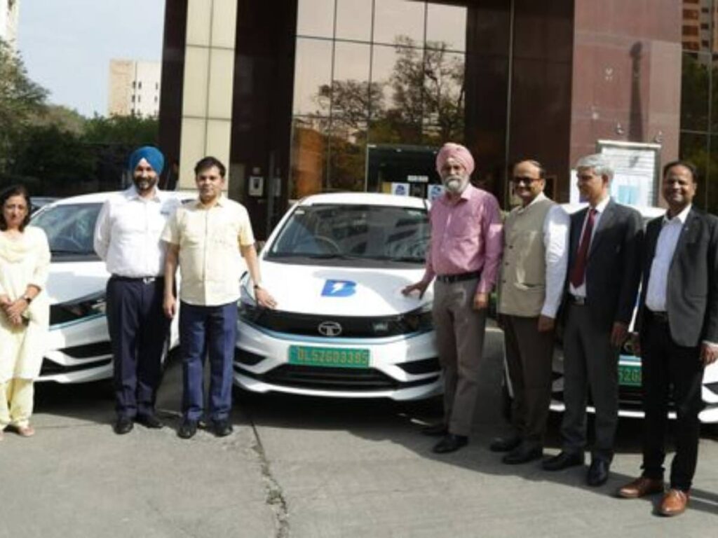 पीएफसी ने 5,000 यात्री इलेक्ट्रिक वाहनों और 1,000 माल वाहक इलेक्ट्रिक वाहनों के लिये 633 करोड़ रूपये का ऋण मंजूर किया