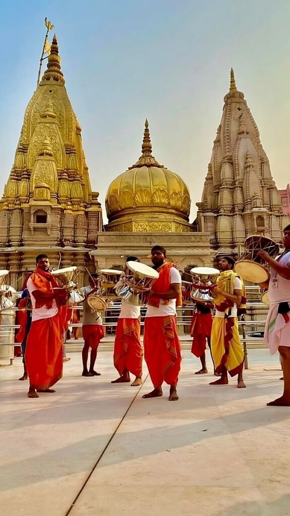 काशी सबकी बाट जोहती है और जो भी वहां जाता है, वह उसे मोह लेती हैः प्रधानमंत्री