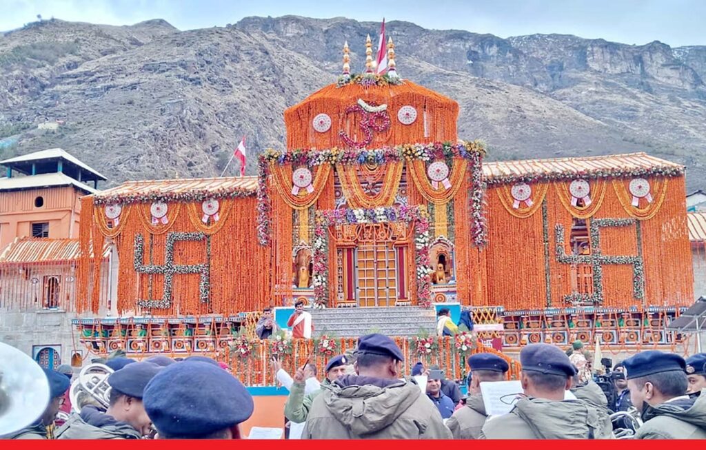 खुल गए, बद्रीनाथ धाम के कपाट, दर्शन को उमड़े श्रद्धालु, जमकर हो रही बर्फबारी