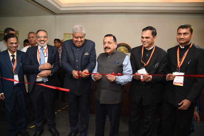 सिविल सेवक, केंद्र के शासन और राज्यों की प्रशासनिक व्यवस्था में एकरूपता के माध्यम से सहकारी संघवाद को सुविधाजनक बनाने में महत्वपूर्ण भूमिका निभाते हैं: उपराष्ट्रपति जगदीप धनखड़