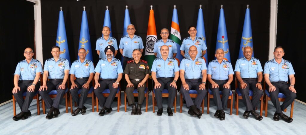 सीडीएस जनरल अनिल चौहान,पीवीएसएम ,यूवाईएसएम, एवीएसएम, एसएम, वीएसएम,आईएएफ कमांडरों के सम्मेलन में हुए शामिल