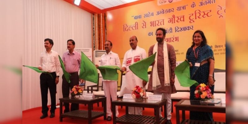 अंबेडकर सर्किट पर भारत गौरव पर्यटन रेलगाड़ी द्वारा यात्रा के दौरान यात्रियों ने नागपुर में दीक्षा भूमि और ड्रैगन पैलेस का किया दौरा