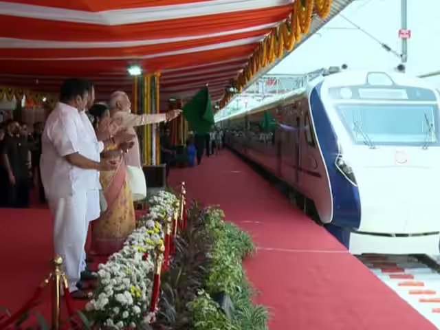 पीएम मोदी ने चेन्नई-कोयंबटूर वंदे भारत एक्सप्रेस को दिखाई हरी झंडी, स्कूली बच्चों से की बातचीत