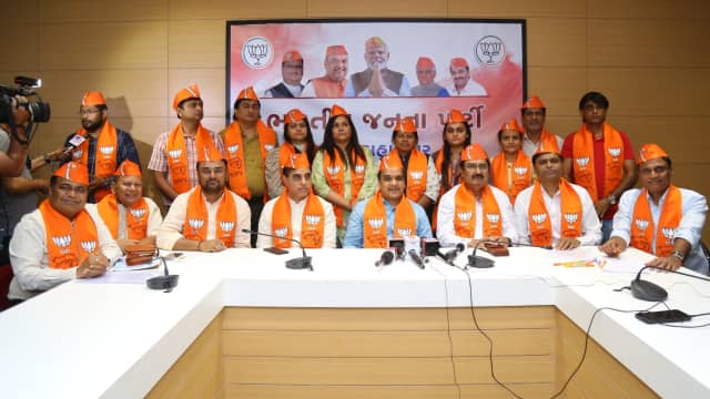 गुजरात में बीजेपी ने आप को दिया तगड़ा झटका, 6 पार्षदों ने थामा बीजेपी का दामन, SMC में मुख्य विपक्षी पार्टी है AAP
