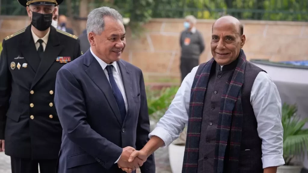 रक्षा मंत्री राजनाथ सिंह और रूसी रक्षा मंत्री जनरल सर्गेई के शोइगु ने नई दिल्ली में एससीओ रक्षा मंत्रियों की बैठक के अवसर पर की द्विपक्षीय वार्ता