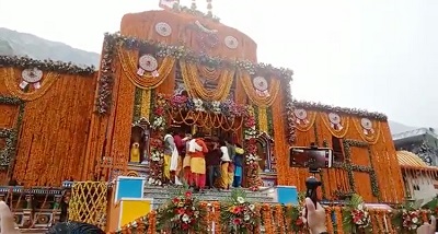उत्तराखंड में आज बद्रीनाथ धाम के कपाट खुले
