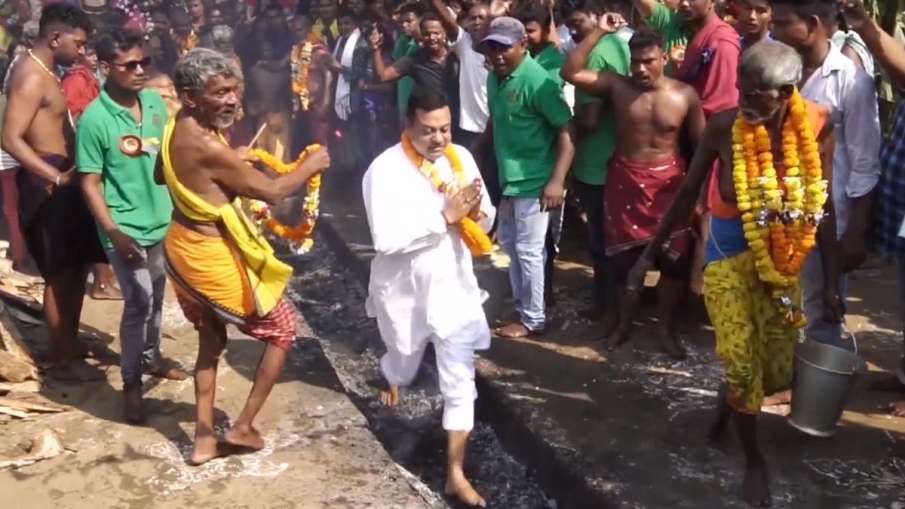 देवी पूजा के दौरान जलते कोयले पर चले बीजेपी के संबित पात्रा, बोले- ‘धन्य महसूस कर रहा हूं’