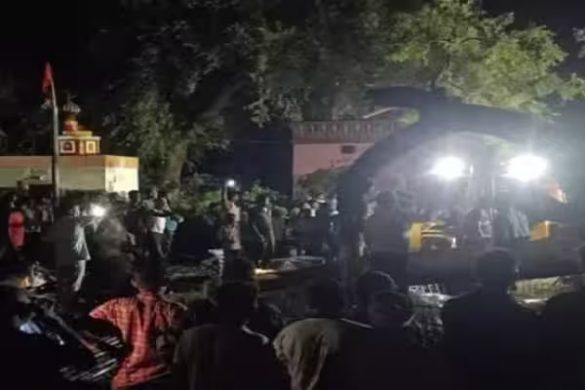 अकोला में मंदिर के अंदर बड़ा हादसा, भारी-भरकम पेड़ गिरने से 7 की मौत- 30 घायल