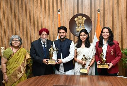 केंद्रीय खेल मंत्री ने 3 राष्ट्रीय खेल पुरस्कार विजेताओं को कीं प्रशस्ति पत्र और ट्रॉफियां प्रदान