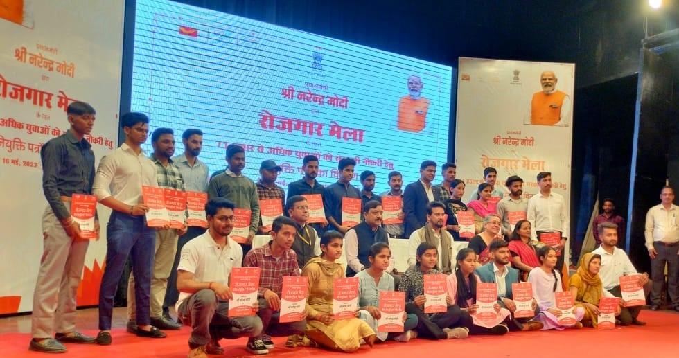 भ्रष्टाचार पर लगाम लगाने के लिए पूरी निष्ठा और ईमानदारी से कार्य करें: अनुराग ठाकुर