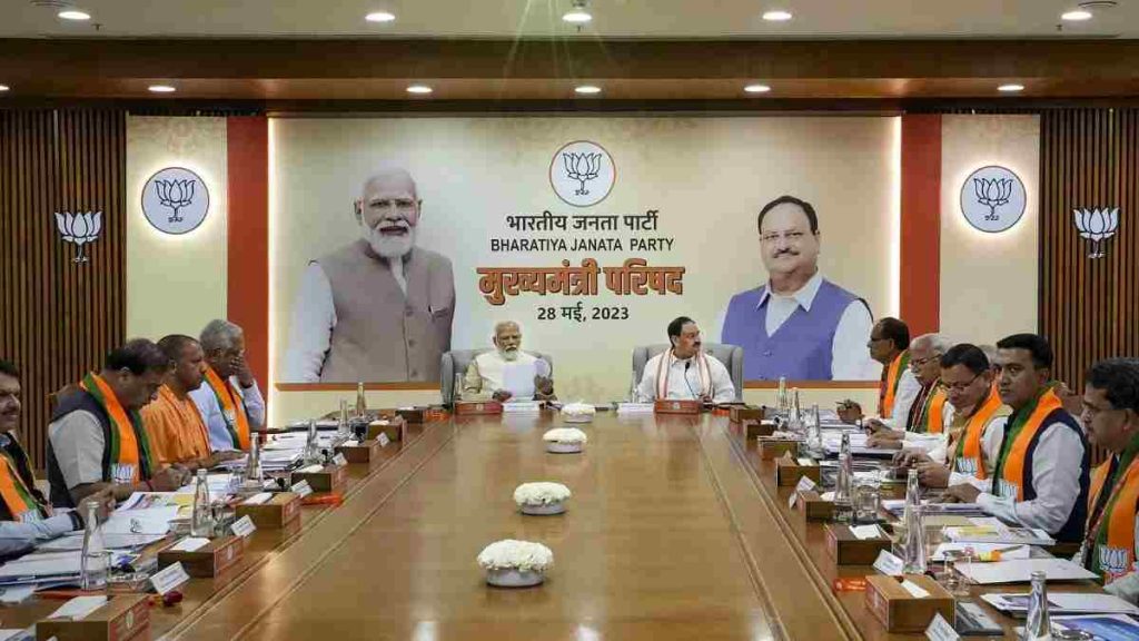 प्रधानमंत्री ने पार्टी मुख्यालय में बीजेपी शासित राज्यों के मुख्यमंत्रियों और उप मुख्यमंत्रियों के साथ की बैठक