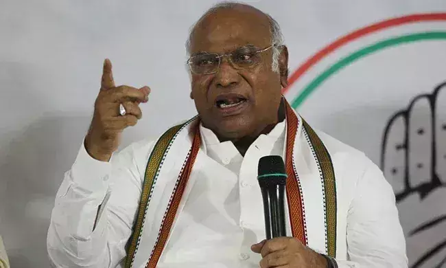 बजरंग दल पर आपत्तिजनक टिप्पणी करने के आरोप में कांग्रेस अध्यक्ष मल्लिकार्जुन खड़गे को अदालत ने भेजा नोटिस