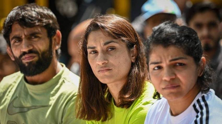 महिला पहलवानों ने दिल्ली पुलिस को चारों खाने चित किया. कमिश्नर,आईपीएस सत्ता के लठैत मत बनो. पुलिस का अमानवीय, संवेदनहीन चेहरा उजागर. विपक्ष द्वारा पीड़ितों की आवाज उठाना क्या गुनाह है