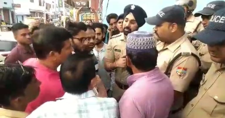 कार्बेट टाइगर रिज़र्व में 100 साल पुरानी अवैध मजार पर चली जेसीबी, विरोध में हाईवे किया जाम