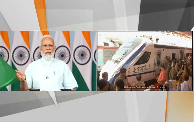 पीएम मोदी वीडियो कांफ्रेंस के माध्यम से देहरादून से दिल्ली के लिए पहली वंदे भारत एक्सप्रेस ट्रेन को दिखाई हरी झंडी