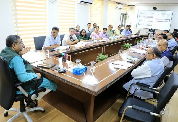 धर्मेंद्र प्रधान ने केंद्र द्वारा वित्त पोषित शिक्षा संस्थानों में चल रही बुनियादी ढांचा परियोजनाओं की प्रगति की, की समीक्षा